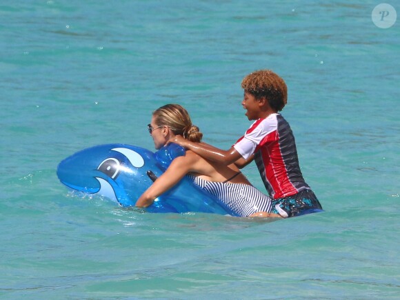 Exclusif -  Heidi Klum s'amuse avec ses enfants Henry, Johan, Leni et Lou dans les vagues lors de leurs vacances dans les Caraïbes, le 9 août 2016.