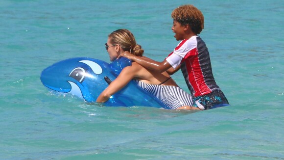 Heidi Klum : Vagues, bodysurf et corps de rêve, ses vacances en famille !
