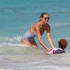 Exclusif - Heidi Klum s'amuse avec ses enfants Henry, Johan, Leni et Lou dans les vagues lors de leurs vacances dans les Caraïbes, le 9 août 2016.