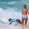 Exclusif - Heidi Klum s'amuse avec ses enfants Henry, Johan, Leni et Lou dans les vagues lors de leurs vacances dans les Caraïbes, le 9 août 2016.