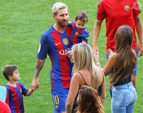 Lionel Messi, sa femme Antonella et leurs enfants Mateo et Thiago - Match FC Barcelone - Betis Seville au Camp Nou. Barcelone, le 20 août 2016.