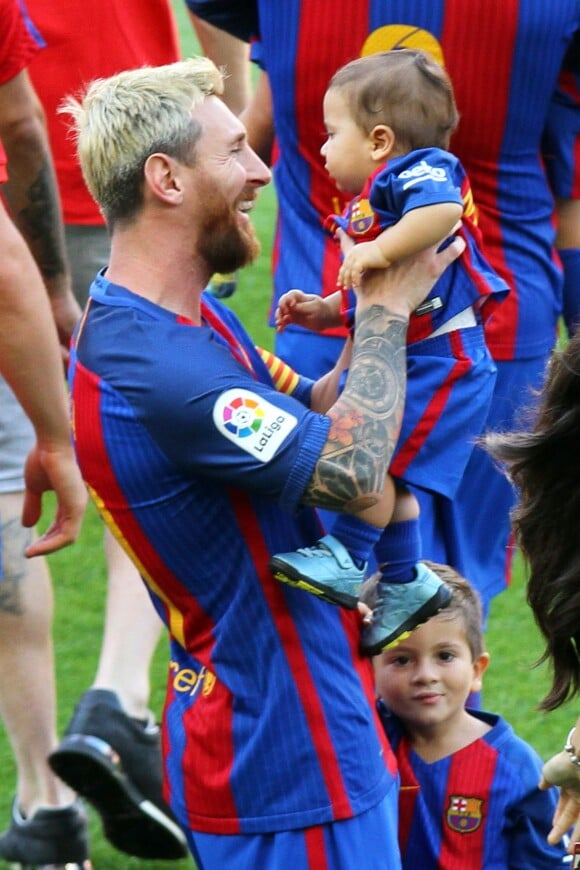 Lionel Messi et ses enfants Mateo et Thiago - Match FC Barcelone - Betis Seville au Camp Nou. Barcelone, le 20 août 2016.
