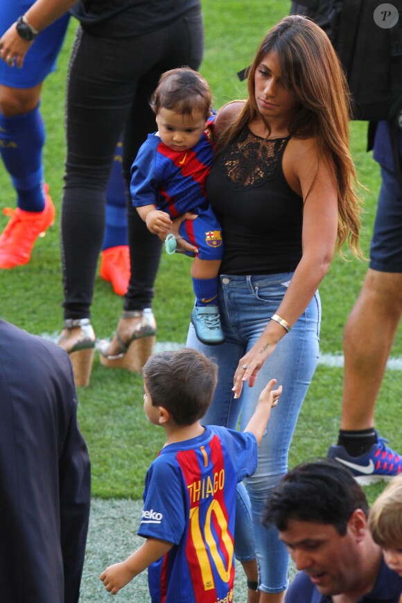 Antonella Rocuzzo et ses enfants Matéo et Thiago - Match FC Barcelone - Betis Seville au Camp Nou. Barcelone, le 20 août 2016.