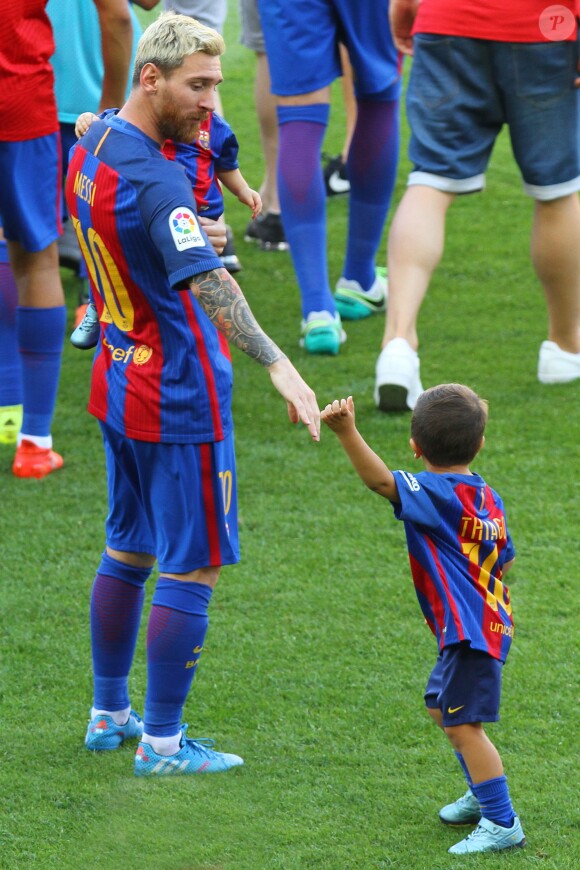 Lionel Messi et ses enfants Thiago et Matéo - Match FC Barcelone - Betis Seville au Camp Nou. Barcelone, le 20 août 2016.