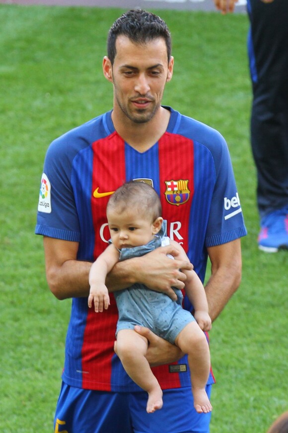 Sergio Busquet et son fils Enzo - Match FC Barcelone - Betis Seville au Camp Nou. Barcelone, le 20 août 2016.