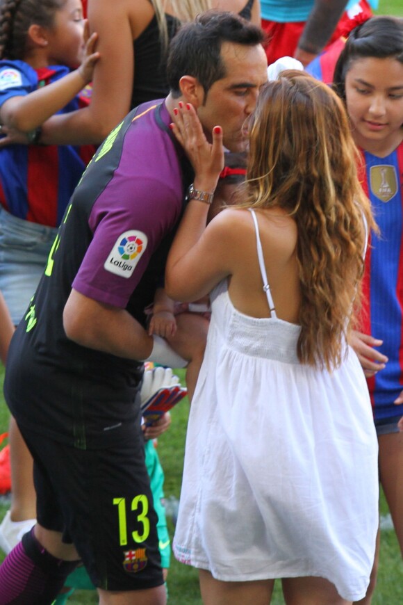 Claudio Bravo et Carla Pardo - Match FC Barcelone - Betis Seville au Camp Nou. Barcelone, le 20 août 2016.