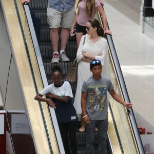 Exclusif - Angelina Jolie avec ses enfants Pax et Zahara dans le centre commercial Westfield à Los Angeles, le 14 août 2016. © CPA/Bestimage