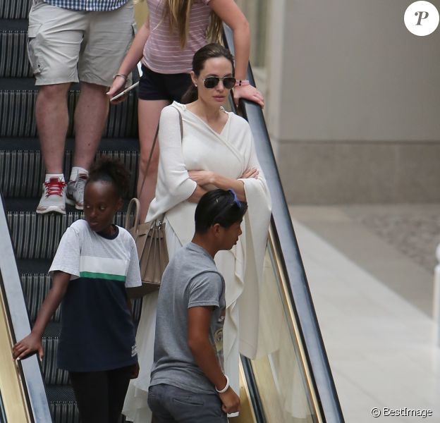 Exclusif - Angelina Jolie avec ses enfants Pax et Zahara dans le centre commercial Westfield à Los Angeles, le 14 août 2016. © CPA/Bestimage