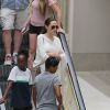 Exclusif - Angelina Jolie avec ses enfants Pax et Zahara dans le centre commercial Westfield à Los Angeles, le 14 août 2016. © CPA/Bestimage