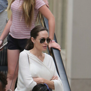 Exclusif - Angelina Jolie avec ses enfants Pax et Zahara dans le centre commercial Westfield à Los Angeles, le 14 août 2016. © CPA/Bestimage