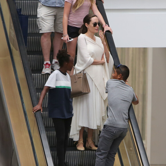 Exclusif - Angelina Jolie avec ses enfants Pax et Zahara dans le centre commercial Westfield à Los Angeles, le 14 août 2016. © CPA/Bestimage