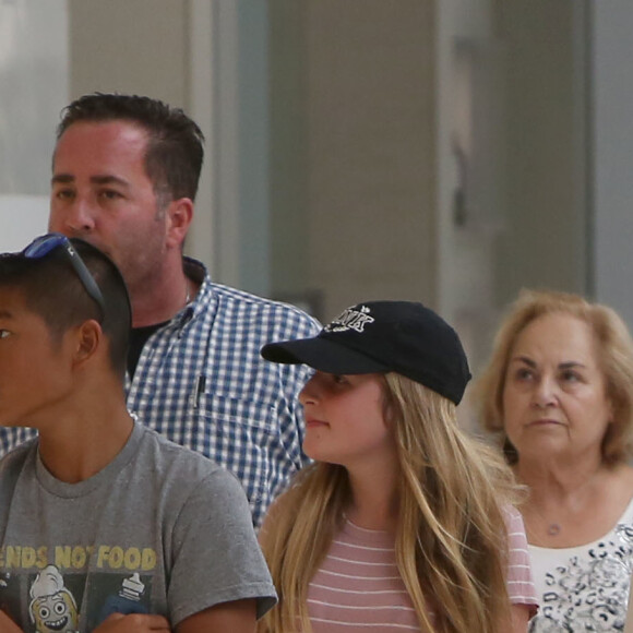 Exclusif - Angelina Jolie avec ses enfants Pax et Zahara dans le centre commercial Westfield à Los Angeles, le 14 août 2016. © CPA/Bestimage