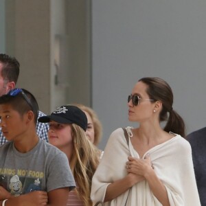 Exclusif - Angelina Jolie avec ses enfants Pax et Zahara dans le centre commercial Westfield à Los Angeles, le 14 août 2016. © CPA/Bestimage