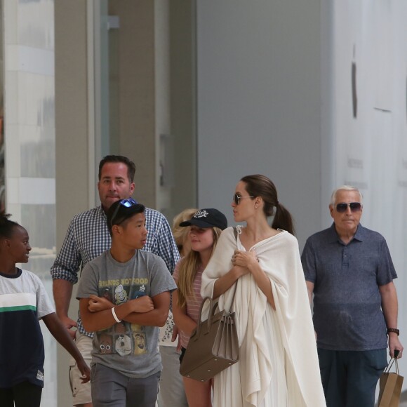 Exclusif - Angelina Jolie avec ses enfants Pax et Zahara dans le centre commercial Westfield à Los Angeles, le 14 août 2016. © CPA/Bestimage