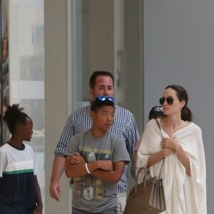 Exclusif - Angelina Jolie avec ses enfants Pax et Zahara dans le centre commercial Westfield à Los Angeles, le 14 août 2016. © CPA/Bestimage