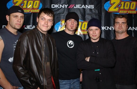 Le groupe 3 Doors Down lors du concert "Z100 Jingle Ball" organisé au Madison Square Garden à New York le 11 décembre 2003. Matt Roberts est le deuxième artiste en partant de la droite.