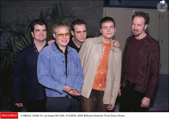 Le groupe 3 Doors Down à Las Vegas le 12 mai 2000 lors des Billboard Awards. Matt Roberts est le deuxième artiste en partant de la gauche.