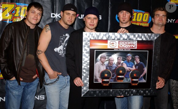 Le groupe 3 Doors Down lors du concert "Z100 Jingle Ball" organisé au Madison Square Garden à New York le 11 décembre 2003. Matt Roberts est au centre.