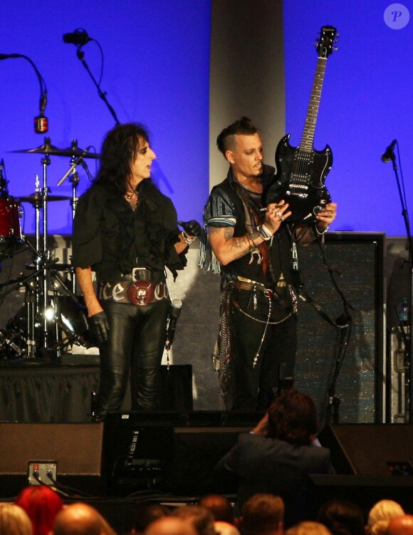 Alice Cooper et Johnny Depp lors du 16e Starkey Hearing Foundation Gala à St. Paul, le 17 juillet 2016.