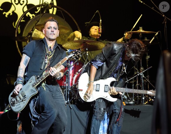 Johnny Depp en concert avec Alice Cooper avec son groupe The Hollywood Vampires Coney Island, le 10 juillet 2016. Joe Perry, guitariste du groupe Aerosmith, a fait un malaise sur scène pendant le concert.10/07/2016 - Coney Island