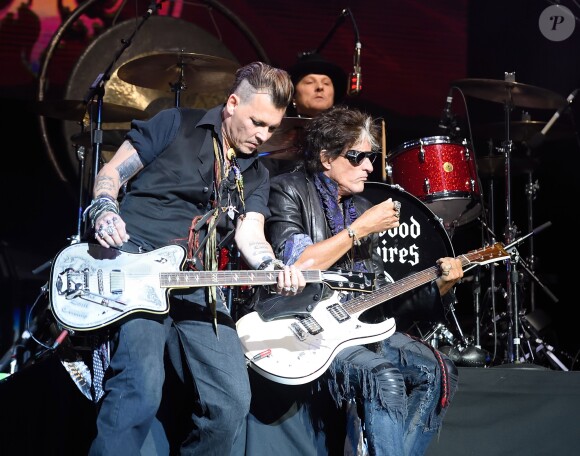 Johnny Depp en concert avec Alice Cooper avec son groupe The Hollywood Vampires Coney Island, le 10 juillet 2016. Joe Perry, guitariste du groupe Aerosmith, a fait un malaise sur scène pendant le concert.10/07/2016 - Coney Island