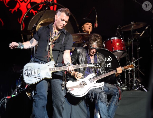 Johnny Depp en concert avec Alice Cooper avec son groupe The Hollywood Vampires Coney Island, le 10 juillet 2016. Joe Perry, guitariste du groupe Aerosmith, a fait un malaise sur scène pendant le concert.10/07/2016 - Coney Island