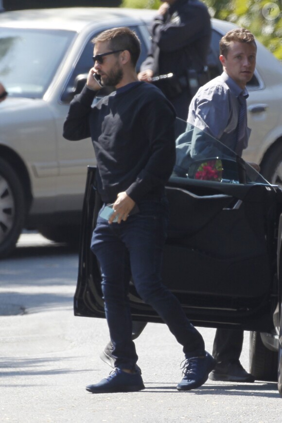 Exclusif - Hillary Clinton (escortée par des motards policiers), Tobey Maguire et sa femme Jennifer Meyer, arrivent en voiture au domicile de Justin Timberlake et Jessica Biel pour une collecte de fonds pour la candidate démocrate. Los Angeles, le 23 août 2016