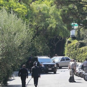 Exclusif - Hillary Clinton (escortée par des motards policiers), Tobey Maguire et sa femme Jennifer Meyer, arrivent en voiture au domicile de Justin Timberlake et Jessica Biel pour une collecte de fonds pour la candidate démocrate. Los Angeles, le 23 août 2016