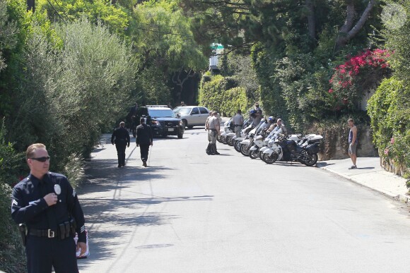 Exclusif - Hillary Clinton (escortée par des motards policiers), Tobey Maguire et sa femme Jennifer Meyer, arrivent en voiture au domicile de Justin Timberlake et Jessica Biel pour une collecte de fonds pour la candidate démocrate. Los Angeles, le 23 août 2016