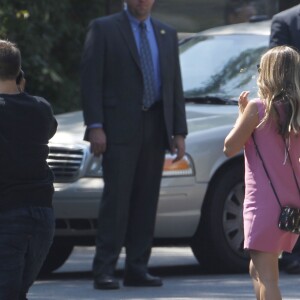 Exclusif - Hillary Clinton (escortée par des motards policiers), Tobey Maguire et sa femme Jennifer Meyer, arrivent en voiture au domicile de Justin Timberlake et Jessica Biel pour une collecte de fonds pour la candidate démocrate. Los Angeles, le 23 août 2016