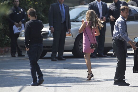 Exclusif - Hillary Clinton (escortée par des motards policiers), Tobey Maguire et sa femme Jennifer Meyer, arrivent en voiture au domicile de Justin Timberlake et Jessica Biel pour une collecte de fonds pour la candidate démocrate. Los Angeles, le 23 août 2016