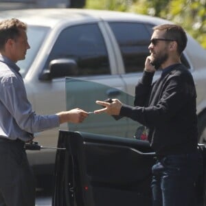 Exclusif - Hillary Clinton (escortée par des motards policiers), Tobey Maguire et sa femme Jennifer Meyer, arrivent en voiture au domicile de Justin Timberlake et Jessica Biel pour une collecte de fonds pour la candidate démocrate. Los Angeles, le 23 août 2016