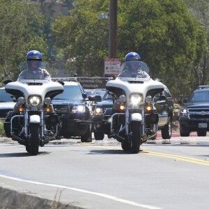 Exclusif - Hillary Clinton (escortée par des motards policiers), Tobey Maguire et sa femme Jennifer Meyer, arrivent en voiture au domicile de Justin Timberlake et Jessica Biel pour une collecte de fonds pour la candidate démocrate. Los Angeles, le 23 août 2016