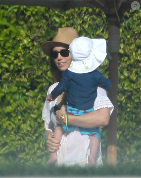 Justin Timberlake et sa femme Jessica Biel se promènent avec leur fils Silas Randall Timberlake à Malibu, le 7 août 2016