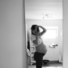 Flore Bonaventura se prenant en photo et montrant son joli ventre de femme enceinte - 1er août 2016