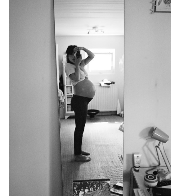 Flore Bonaventura se prenant en photo et montrant son joli ventre de femme enceinte - 1er août 2016