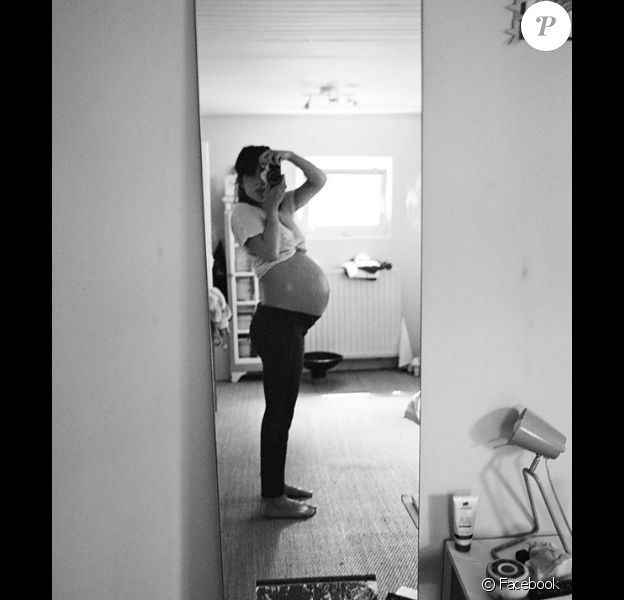 Flore Bonaventura se prenant en photo et montrant son joli ventre de femme enceinte - 1er août 2016