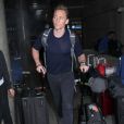 Tom Hiddleston arrive avec ses valises à l'aéroport de LAX à Los Angeles, le 10 août 2016.