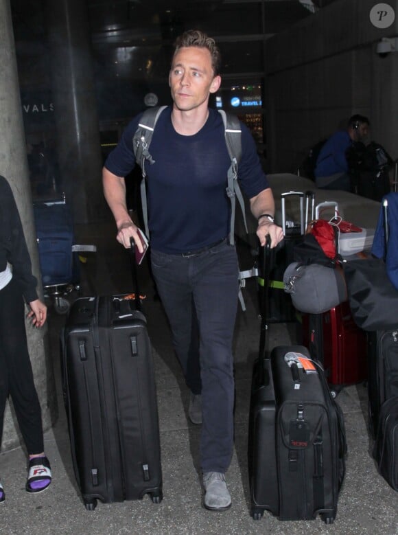 Tom Hiddleston arrive avec ses valises à l'aéroport de LAX à Los Angeles, le 10 août 2016.