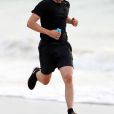 Tom Hiddleston, le compagnon de Taylor Swift fait son jogging sur la plage à Broadbeach, le 14 juillet 2016.