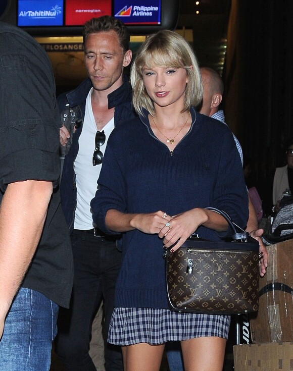 Taylor Swift et son compagnon Tom Hiddleston arrive à l'aéroport de LAX à Los Angeles, le 6 juillet 2016