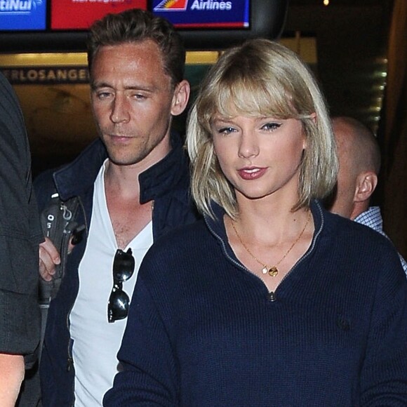Taylor Swift et son compagnon Tom Hiddleston arrive à l'aéroport de LAX à Los Angeles, le 6 juillet 2016