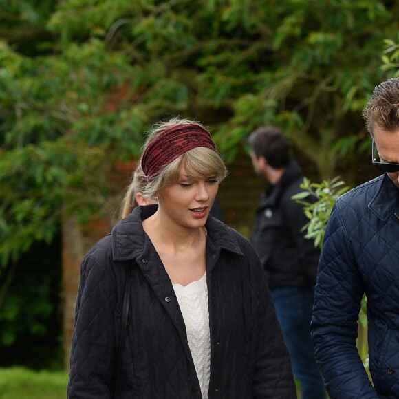 Taylor Swift et son nouveau compagnon Tom Hiddleston se promènent sur la plage de Suffolk, le 26 juin 2016.