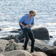 Taylor Swift et son nouveau compagnon Tom Hiddleston, de 10 ans son aîné, passent un moment assis sur les rochers, en amoureux, face à la mer. Les 2 tourtereaux s'enlacent, s'embrassent et posent pour quelques selfies. Westerly, Rhode Island, USA. Le 13 juin 2016.