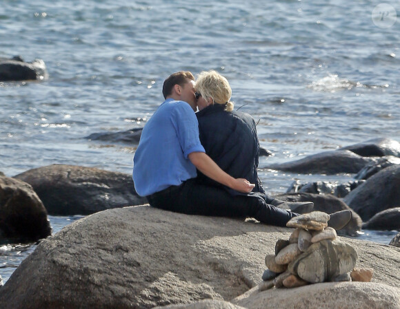 Exclusif - Prix Spécial - No Web - Taylor Swift et son nouveau compagnon Tom Hiddleston, de 10 ans son aîné, passent un moment assis sur les rochers, en amoureux, face à la mer. Les 2 tourtereaux s'enlacent, s'embrassent et posent pour quelques selfies. Westerly, Rhode Island, USA. Le 13 juin 2016.13/06/2016 - Westerly