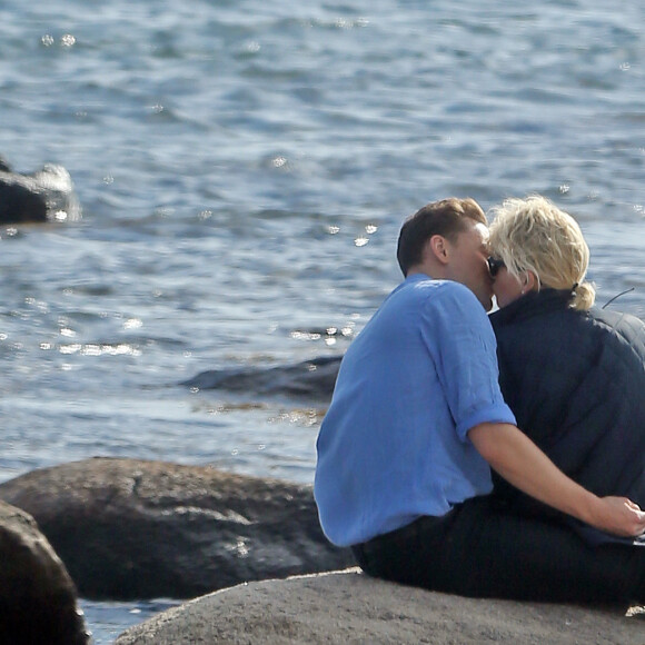 Exclusif - Prix Spécial - No Web - Taylor Swift et son nouveau compagnon Tom Hiddleston, de 10 ans son aîné, passent un moment assis sur les rochers, en amoureux, face à la mer. Les 2 tourtereaux s'enlacent, s'embrassent et posent pour quelques selfies. Westerly, Rhode Island, USA. Le 13 juin 2016.13/06/2016 - Westerly