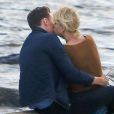Taylor Swift et son nouveau compagnon Tom Hiddleston, de 10 ans son aîné, passent un moment assis sur les rochers, en amoureux, face à la mer. Les 2 tourtereaux s'enlacent, s'embrassent et posent pour quelques selfies. Westerly, Rhode Island, USA. Le 13 juin 2016