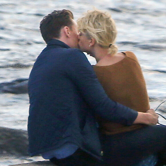 Taylor Swift et son nouveau compagnon Tom Hiddleston, de 10 ans son aîné, passent un moment assis sur les rochers, en amoureux, face à la mer. Les 2 tourtereaux s'enlacent, s'embrassent et posent pour quelques selfies. Westerly, Rhode Island, USA. Le 13 juin 2016