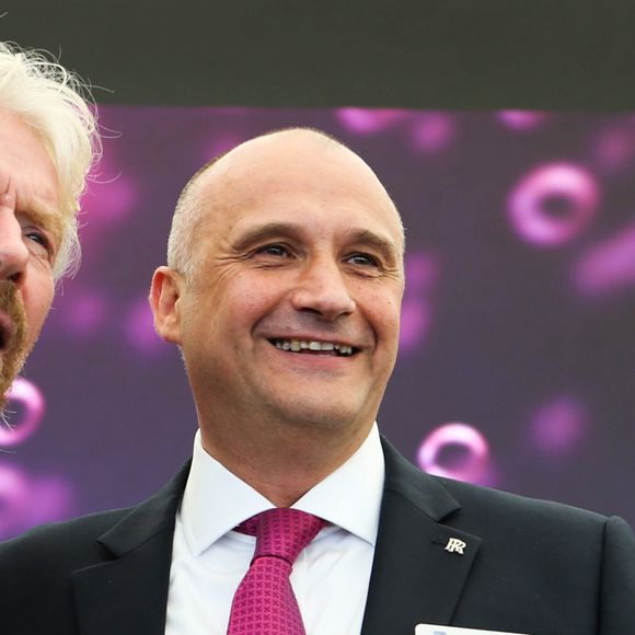 Richard Branson et Eric Schulz de Rolls Royce au salon international de l'aviation 2016, le 11 juillet 2016.