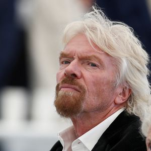 Sir Richard Branson et sa mère Eve visitent le salon aéronautique "Farnborough International Airshow" à Farnborough, le 11 juillet 2016.